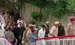 कड़ी सुरक्षा के बीच अक्षय कुमार ने किये वैष्णो देवी मंदिर में पूजा पाठ कड़ी सुरक्षा के बीच अक्षय कुमार ने किये वैष्णो देवी मंदिर में पूजा पाठ