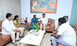 आंध्र प्रदेश: हिरासत में मौत मामले में मृतक के परिजनों ने सीएम नायडू से की मुलाकात आंध्र प्रदेश: हिरासत में मौत मामले में मृतक के परिजनों ने सीएम नायडू से की मुलाकात