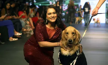 अभिनेत्री एकता जैन ने रैंप पर अपनी मौजूदगी से खींचा दर्शकों का ध्यान।