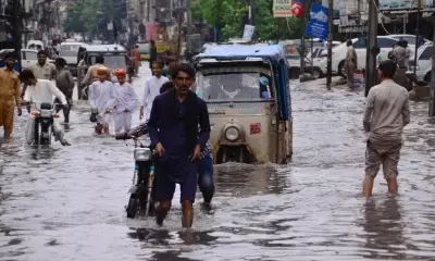 पाकिस्तान में बारिश और आंधी-तूफान ने मचाई तबाही, कई मौते पाकिस्तान में बारिश और आंधी-तूफान ने मचाई तबाही, कई मौते