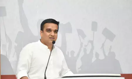 2014 के बाद लाखों परिवार झोपड़ियों से पक्के घरों में पहुंचे, युवाओं से बोले डिप्टी सीएम हर्ष संघवी 2014 के बाद लाखों परिवार झोपड़ियों से पक्के घरों में पहुंचे, युवाओं से बोले डिप्टी सीएम हर्ष संघवी
