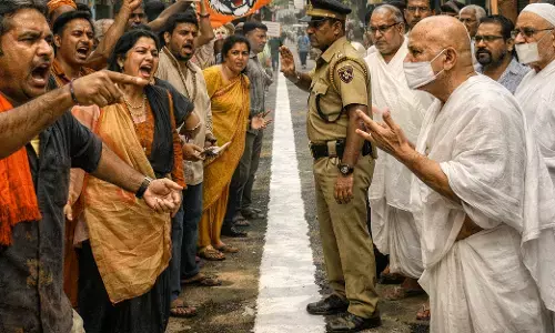 मुंबई में नई राजनीतिक दरारें दिखाती सफेद पट्टी