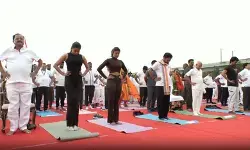 24 घंटे का काउंटडाउन के दौरान हजारों लोगों ने किया योगाभ्यास 24 घंटे का काउंटडाउन के दौरान हजारों लोगों ने किया योगाभ्यास