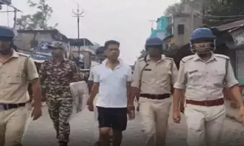 टीएमसी नेता जहांगीर खान की पत्नी सरीना बीबी गिरफ्तार, पति को छुड़ाने की साजिश में कार्रवाई तेज टीएमसी नेता जहांगीर खान की पत्नी सरीना बीबी गिरफ्तार, पति को छुड़ाने की साजिश में कार्रवाई तेज