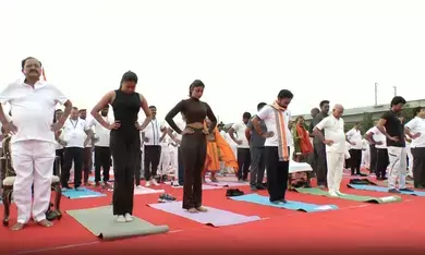24 घंटे का काउंटडाउन के दौरान हजारों लोगों ने किया योगाभ्यास 24 घंटे का काउंटडाउन के दौरान हजारों लोगों ने किया योगाभ्यास