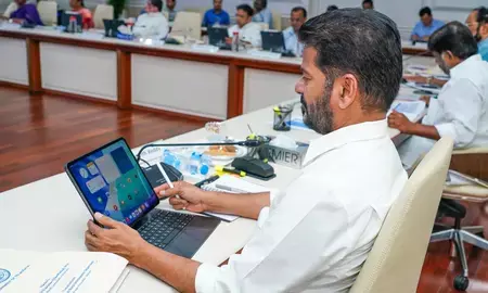 तेलंगाना कैबिनेट अब पूरी तरह डिजिटल, सभी मंत्रियों को टैबलेट वितरित