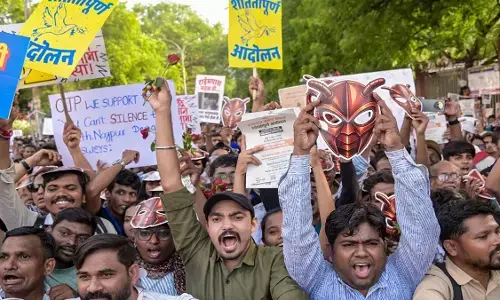 दिल्ली में कॉकरोच जनता पार्टी का प्रदर्शन: NEET पेपर लीक के बाद सुसाइड करने वाले छात्रों के पोस्टर लगाए; शिक्षा मंत्री के इस्तीफे की मांग दिल्ली में कॉकरोच जनता पार्टी का प्रदर्शन: NEET पेपर लीक के बाद सुसाइड करने वाले छात्रों के पोस्टर लगाए; शिक्षा मंत्री के इस्तीफे की मांग