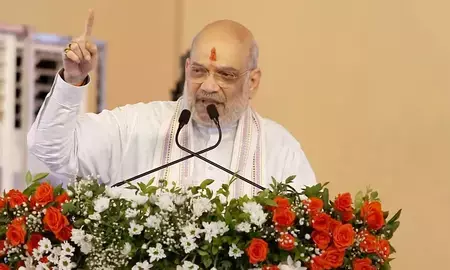 कांग्रेस और उद्धव ठाकरे राजनीति में टिके रहने के लिए घुसपैठियों पर निर्भर : गृह मंत्री अमित शाह कांग्रेस और उद्धव ठाकरे राजनीति में टिके रहने के लिए घुसपैठियों पर निर्भर : गृह मंत्री अमित शाह