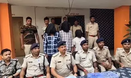 गोड्डा में मुखिया पर फायरिंग मामले में तीन आरोपी गिरफ्तार, हथियार और बोलेरो जब्त गोड्डा में मुखिया पर फायरिंग मामले में तीन आरोपी गिरफ्तार, हथियार और बोलेरो जब्त