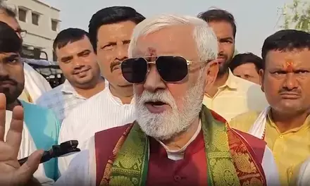आरा: अश्विनी चौबे ने भरत तिवारी के परिवार से की मुलाकात, उच्चस्तरीय जांच की मांग