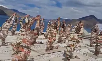 14,000 फीट की ऊंचाई से लेकर समुद्र की गहराई में योगाभ्यास, नौसेना और केंद्रीय बलों ने मनाया योग दिवस 14,000 फीट की ऊंचाई से लेकर समुद्र की गहराई में योगाभ्यास, नौसेना और केंद्रीय बलों ने मनाया योग दिवस