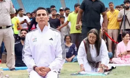 केंद्रीय मंत्री मनसुख मंडाविया के साथ अभिनेता अक्षय कुमार ने किया योग केंद्रीय मंत्री मनसुख मंडाविया के साथ अभिनेता अक्षय कुमार ने किया योग