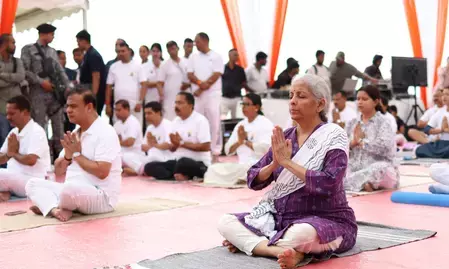 केंद्रीय मंत्रियों ने कहा योग सिर्फ एक दिन के लिए नहीं