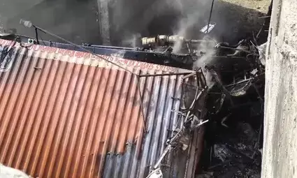 मध्य प्रदेशः गुना में अनियंत्रित कंटेनर पुल से नीचे गिरा, ड्राइवर की जिंदा जलकर मौत मध्य प्रदेशः गुना में अनियंत्रित कंटेनर पुल से नीचे गिरा, ड्राइवर की जिंदा जलकर मौत