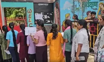 कड़ी सुरक्षा के बीच जारी री-नीट यूजी एग्जाम, परीक्षा केंद्रों पर बहुस्तरीय सुरक्षा व्यवस्था लागू