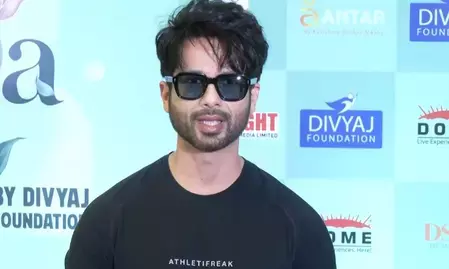 फिल्मी हस्तियों ने दिया जीवन में योग को शामिल करने का संदेश फिल्मी हस्तियों ने दिया जीवन में योग को शामिल करने का संदेश