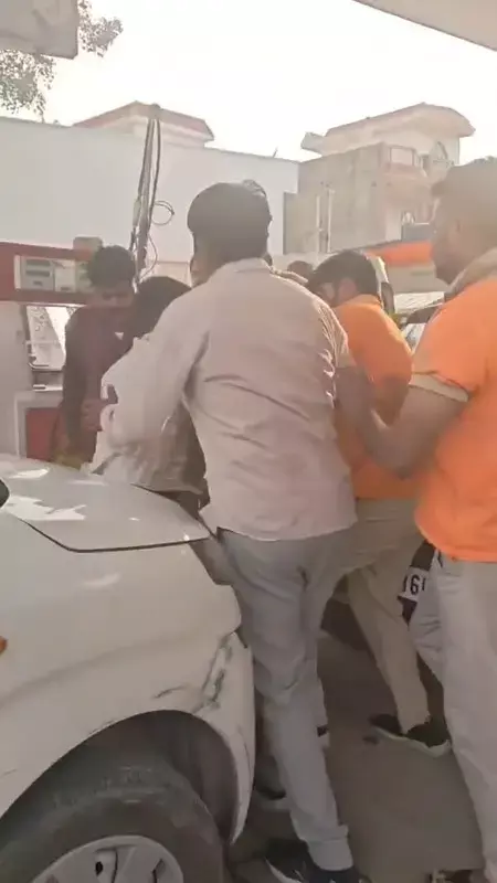 ग्रेटर नोएडा में पेट्रोल पंप पर मारपीट, टैक्सी चालक की पिटाई का वीडियो वायरल ग्रेटर नोएडा में पेट्रोल पंप पर मारपीट, टैक्सी चालक की पिटाई का वीडियो वायरल