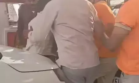 ग्रेटर नोएडा में पेट्रोल पंप पर मारपीट, टैक्सी चालक की पिटाई का वीडियो वायरल