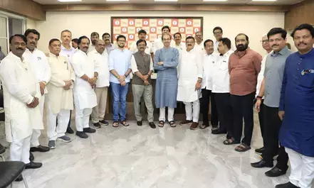 पार्टी छोड़ने की चर्चाओं के बीच उद्धव ठाकरे ने विधायकों के साथ बैठक की, चार विधायक नहीं पहुंचे