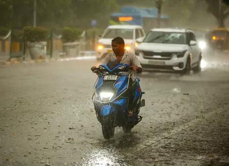 दिल्ली-एनसीआर में आंधी और बारिश का कहर; रेड अलर्ट जारी दिल्ली-एनसीआर में आंधी और बारिश का कहर; रेड अलर्ट जारी