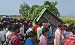 पश्चिम बंगाल: अरामबाग में बस खाई में गिरी, 2 महिलाओं की मौत, 30 घायल