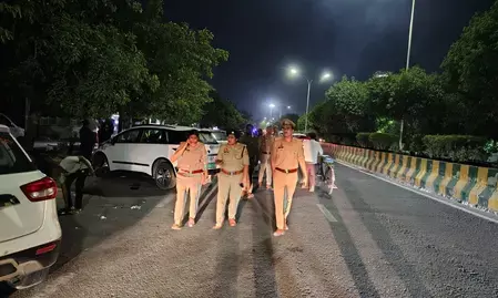 मोहर्रम को लेकर नोएडा पुलिस अलर्ट, अधिकारियों ने किया फ्लैग मार्च मोहर्रम को लेकर नोएडा पुलिस अलर्ट, अधिकारियों ने किया फ्लैग मार्च