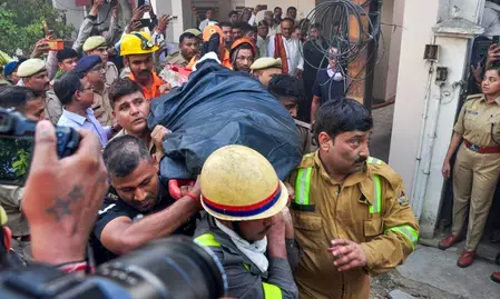 लखनऊ अग्निकांड: हादसे में जान गंवाने वालों की सूची आई सामने, दो का जारी है इलाज लखनऊ अग्निकांड: हादसे में जान गंवाने वालों की सूची आई सामने, दो का जारी है इलाज