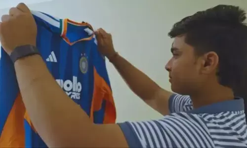 टीम इंडिया की जर्सी पाकर भावुक हुए वैभव सूर्यवंशी, नंबर-3 की जर्सी मिलते ही चेहरे पर दिखी खास खुशी टीम इंडिया की जर्सी पाकर भावुक हुए वैभव सूर्यवंशी, नंबर-3 की जर्सी मिलते ही चेहरे पर दिखी खास खुशी