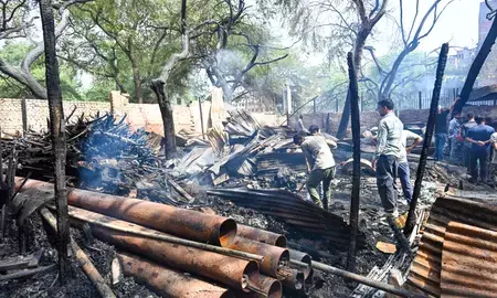 दिल्ली के तकिया काले खान के पास भीषण आग से 30 झुग्गियां जलकर खाक दिल्ली के तकिया काले खान के पास भीषण आग से 30 झुग्गियां जलकर खाक