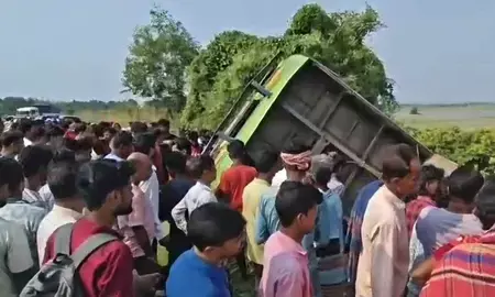 पश्चिम बंगाल: अरामबाग में बस खाई में गिरी, 2 महिलाओं की मौत, 30 घायल पश्चिम बंगाल: अरामबाग में बस खाई में गिरी, 2 महिलाओं की मौत, 30 घायल