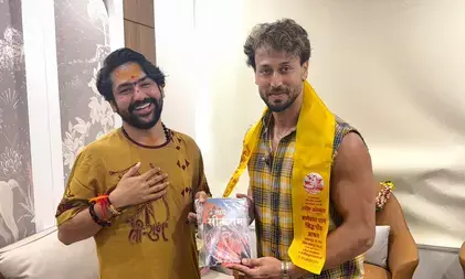 बागेश्वर बाबा से मिले टाइगर श्रॉफ, बालाजी पर फिल्म बनाने की योजना पर हुई चर्चा