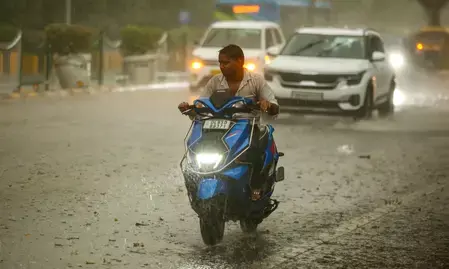 दिल्ली-एनसीआर में आंधी और बारिश का कहर; रेड अलर्ट जारी