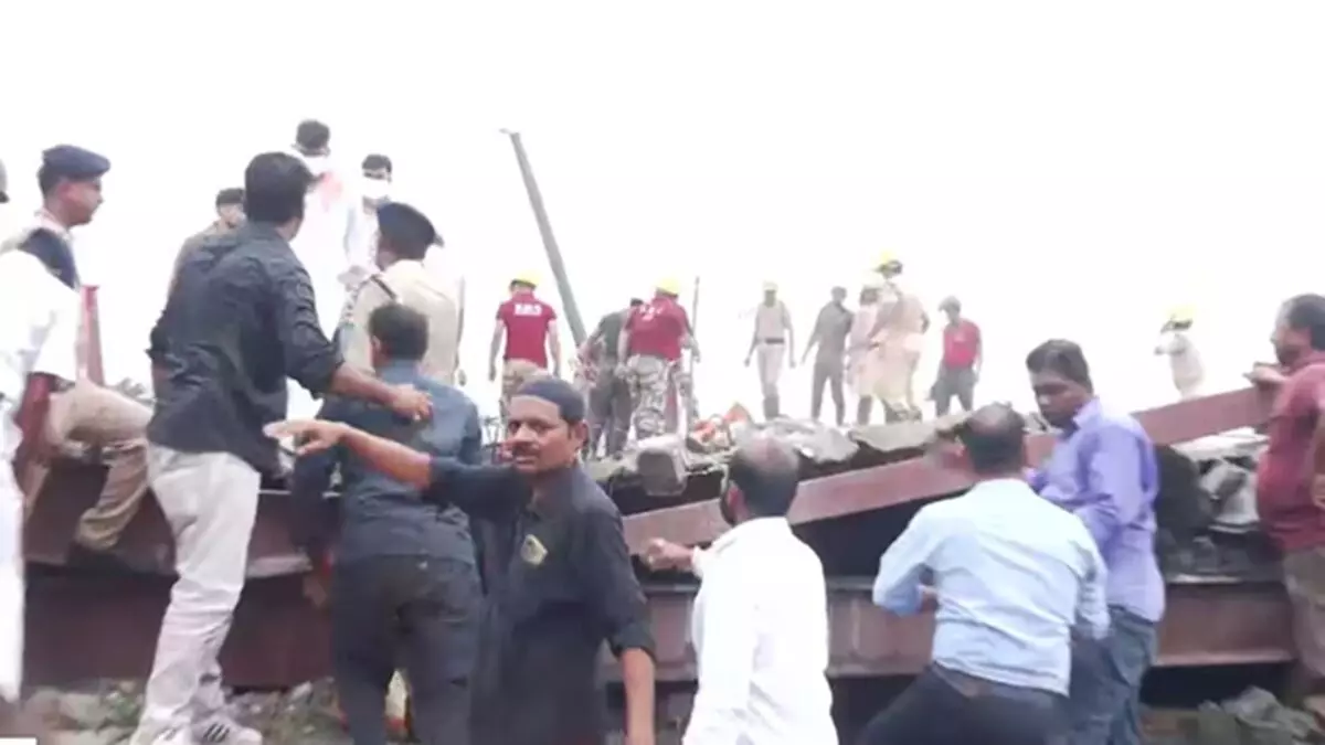 कोलकाता में निर्माणाधीन गोदाम का शेड ढहा, मलबे में दबे कई मजदूर; सेना भी बचाव कार्य में जुटी कोलकाता में निर्माणाधीन गोदाम का शेड ढहा, मलबे में दबे कई मजदूर; सेना भी बचाव कार्य में जुटी