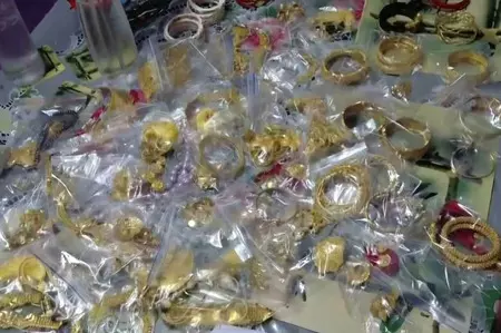 4.39 करोड़ का सोना बरामद होने के अगले ही दिन तृणमूल नेता और उसके पति लापता, जांच में जुटी पुलिस 4.39 करोड़ का सोना बरामद होने के अगले ही दिन तृणमूल नेता और उसके पति लापता, जांच में जुटी पुलिस