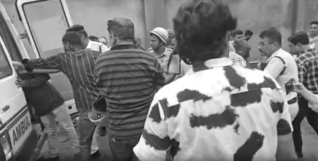 कोलकाता : तारातला में निर्माणाधीन गोदाम की छत ढही, कई मजदूर मलबे में फंसे कोलकाता : तारातला में निर्माणाधीन गोदाम की छत ढही, कई मजदूर मलबे में फंसे