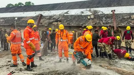 पश्चिम बंगाल: गोदाम की छत गिरने से 5 लोगों की मौत, करीब 18 लोग अंदर फंसे पश्चिम बंगाल: गोदाम की छत गिरने से 5 लोगों की मौत, करीब 18 लोग अंदर फंसे