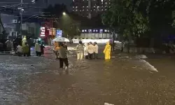 मुंबई में मॉनसून का कहर: 24 घंटे की बारिश से शहर बेहाल, रेड अलर्ट जारी; ट्रैफिक और लोकल सेवाएं प्रभावित