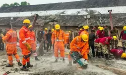 पश्चिम बंगाल: गोदाम की छत गिरने से 5 लोगों की मौत, करीब 18 लोग अंदर फंसे पश्चिम बंगाल: गोदाम की छत गिरने से 5 लोगों की मौत, करीब 18 लोग अंदर फंसे