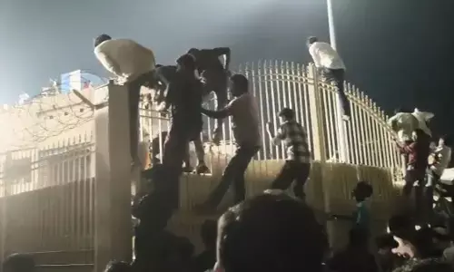 रांची के जेएससीए स्टेडियम में झारखंड टी-20 फाइनल के दौरान भारी भीड़ से मची भगदड़, कई घायल रांची के जेएससीए स्टेडियम में झारखंड टी-20 फाइनल के दौरान भारी भीड़ से मची भगदड़, कई घायल