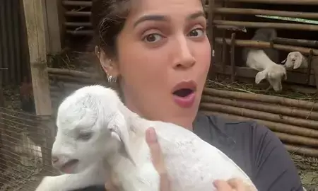 भूमि पेडनेकर बनीं फॉर्म गर्ल, दो हफ्ते  प्रकृति के बीच बिताये, नन्हें बकरियों के साथ शेयर की खुशियां