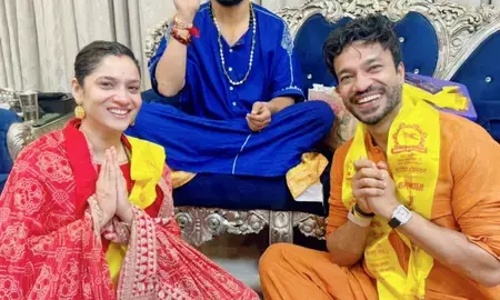 टाइगर श्रॉफ की ऑनस्क्रीन भाभी पहुंची बागेश्वर बाबा के दरबार, पति के साथ लिया आशीर्वाद