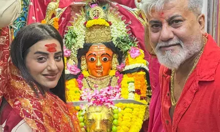 वेलकम टू द जंगल की रिलीज से पहले अक्षरा सिंह गयी सिद्धिविनायक और मां मुंबा देवी का आशीर्वाद लेने वेलकम टू द जंगल की रिलीज से पहले अक्षरा सिंह गयी सिद्धिविनायक और मां मुंबा देवी का आशीर्वाद लेने