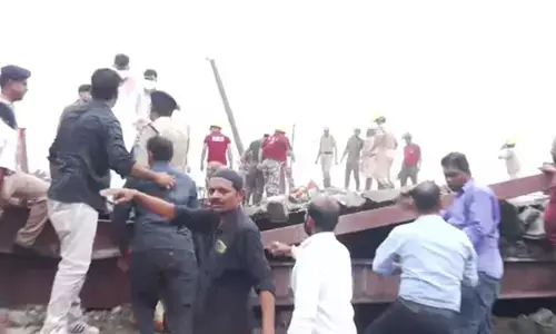 कोलकाता में निर्माणाधीन गोदाम का शेड ढहा, मलबे में दबे कई मजदूर; सेना भी बचाव कार्य में जुटी कोलकाता में निर्माणाधीन गोदाम का शेड ढहा, मलबे में दबे कई मजदूर; सेना भी बचाव कार्य में जुटी