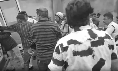 कोलकाता : तारातला में निर्माणाधीन गोदाम की छत ढही, कई मजदूर मलबे में फंसे कोलकाता : तारातला में निर्माणाधीन गोदाम की छत ढही, कई मजदूर मलबे में फंसे
