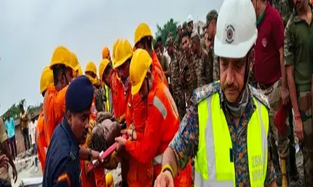 कोलकाता गोदाम हादसा: मलबे में फंसे मजदूरों को निकालने का काम जारी कोलकाता गोदाम हादसा: मलबे में फंसे मजदूरों को निकालने का काम जारी