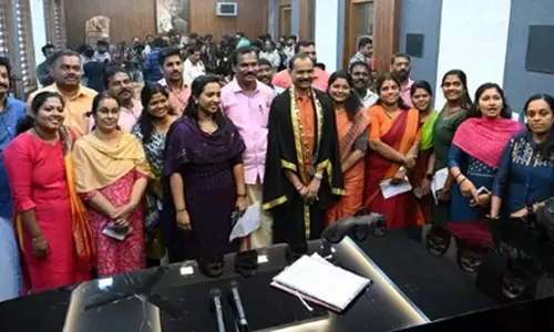 केरल हाई कोर्ट की फटकार के बाद, तिरुवनंतपुरम कॉरपोरेशन के 19 भाजपा पार्षदों ने दोबारा शपथ ली केरल हाई कोर्ट की फटकार के बाद, तिरुवनंतपुरम कॉरपोरेशन के 19 भाजपा पार्षदों ने दोबारा शपथ ली