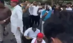 जिम्स अस्पताल में कर्मचारियों की मांगों की अनदेखी को लेकर सपा कार्यकर्ता सड़कों पर उतरे