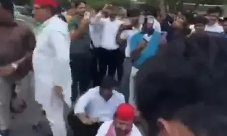 जिम्स अस्पताल में कर्मचारियों की मांगों की अनदेखी को लेकर सपा कार्यकर्ता सड़कों पर उतरे
