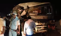 झारखंड के रामगढ़ में भीषण सड़क हादसा, यात्री वाहन और ट्रक की टक्कर में 7 लोगों की मौत झारखंड के रामगढ़ में भीषण सड़क हादसा, यात्री वाहन और ट्रक की टक्कर में 7 लोगों की मौत