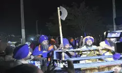 देहरादून में आधी रात तक हाई वोल्टेज ड्रामा: बैरिकेडिंग तोड़कर घुसे निहंग, डेढ़ घंटे चली वार्ता के बाद लौटे